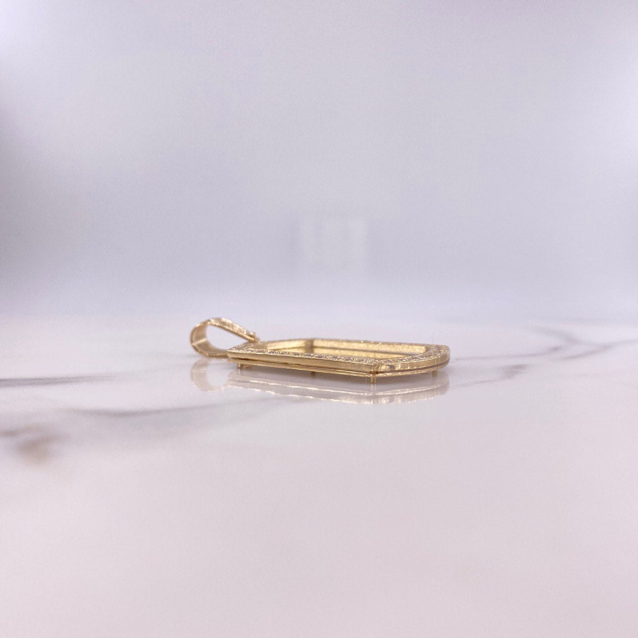 Dije Placa 12.7gr / 4.5cm / Circones Blancos Oro Amarillo $