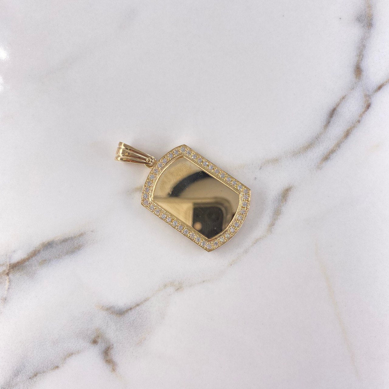 Dije Placa 12.7gr / 4.5cm / Circones Blancos Oro Amarillo $