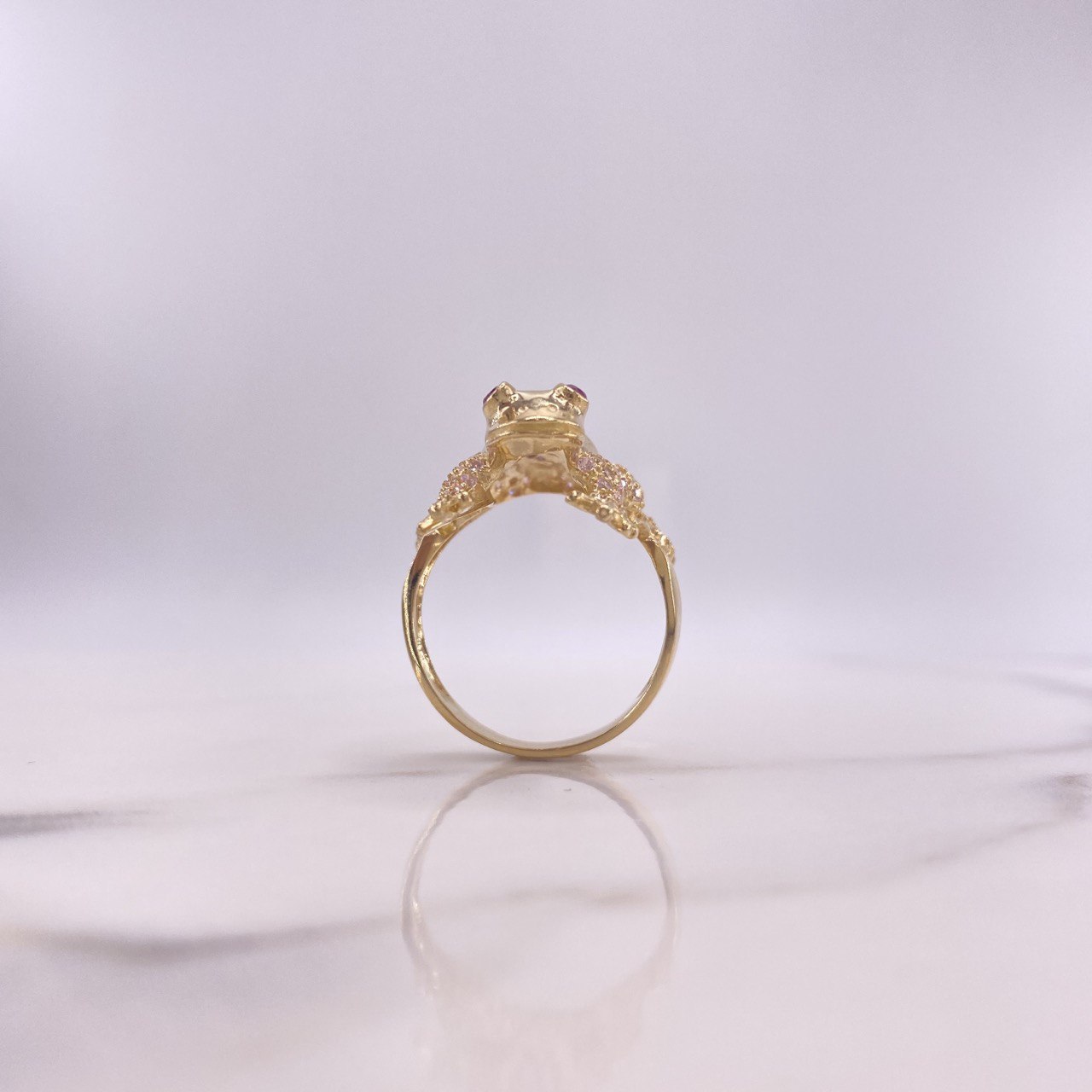 Anillo Rana 7.1gr / T9 / Circones Morados Blancos Fucsias Oro Amarillo $