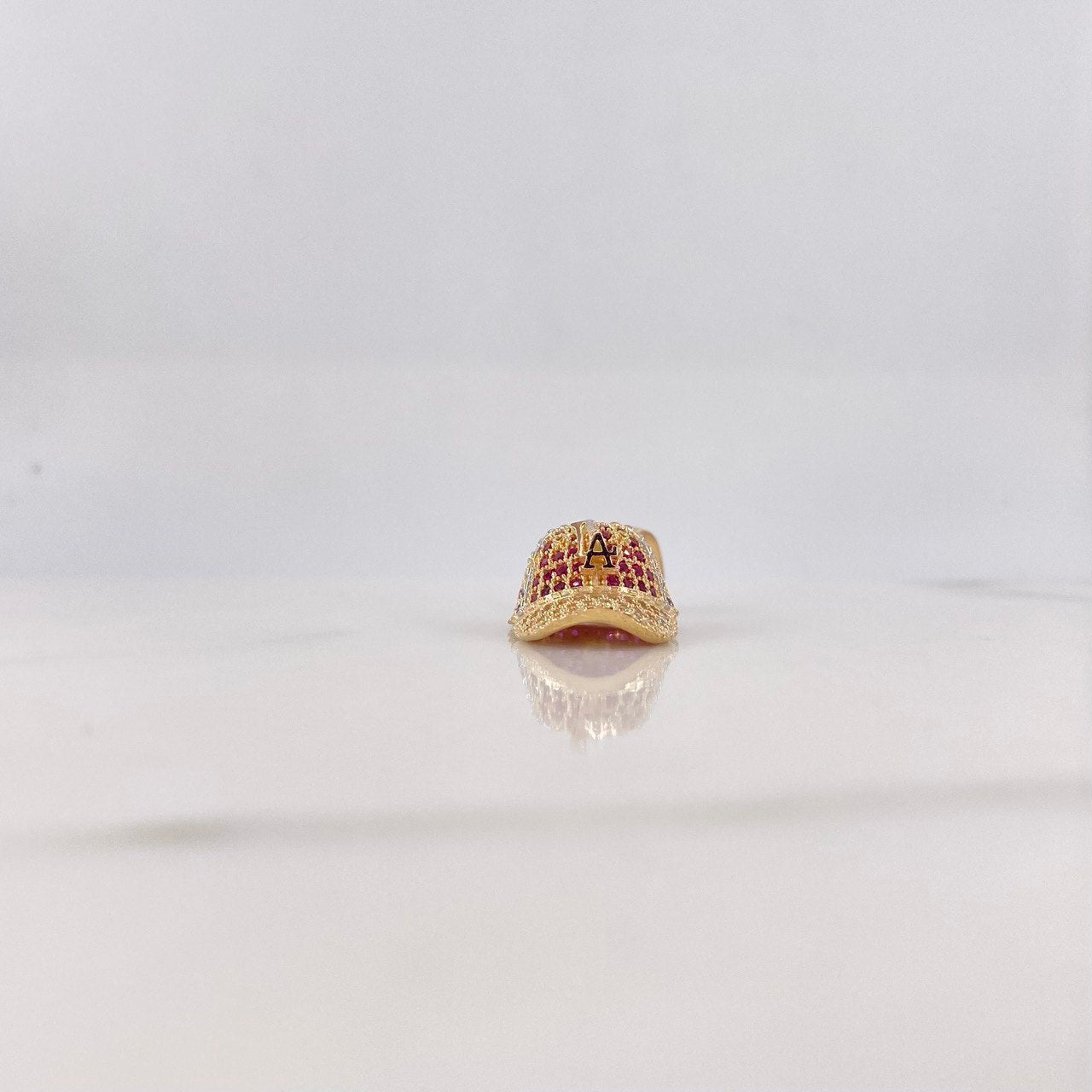 Dije Gorra LA 4.4gr / 2.8cm / Circones Blancos Fucsias Tres Oros $