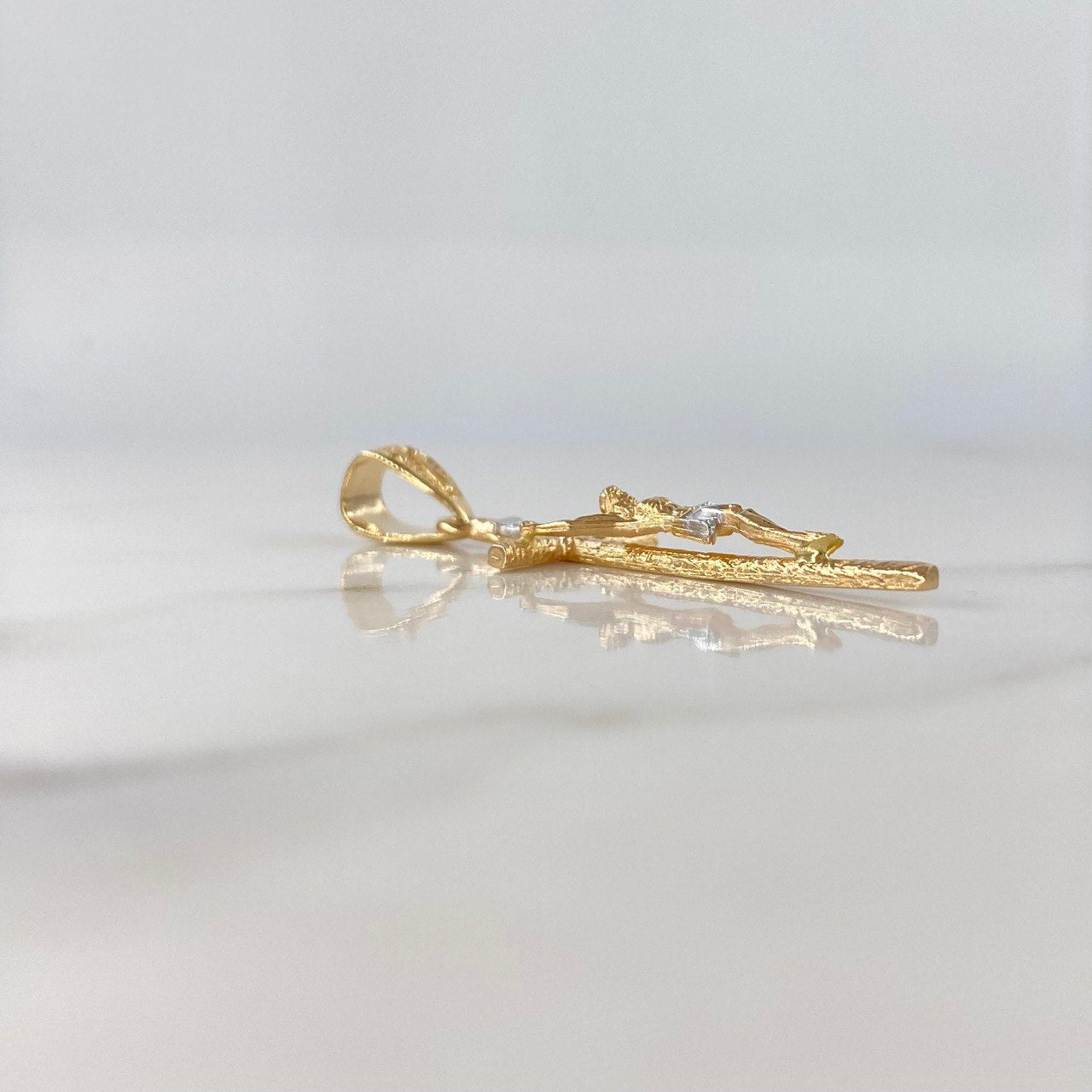 Dije Cruz Cristo 2.55gr / 4.2cm / Dos Oros Amarillo Blanco $