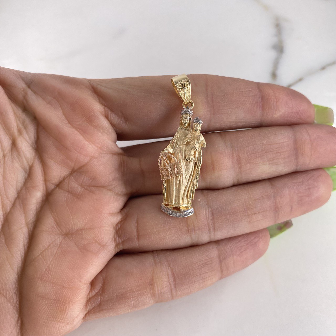 Dije Virgen del Carmen 6.15gr / 4.2cm / Circones Blancos Tres Oros $