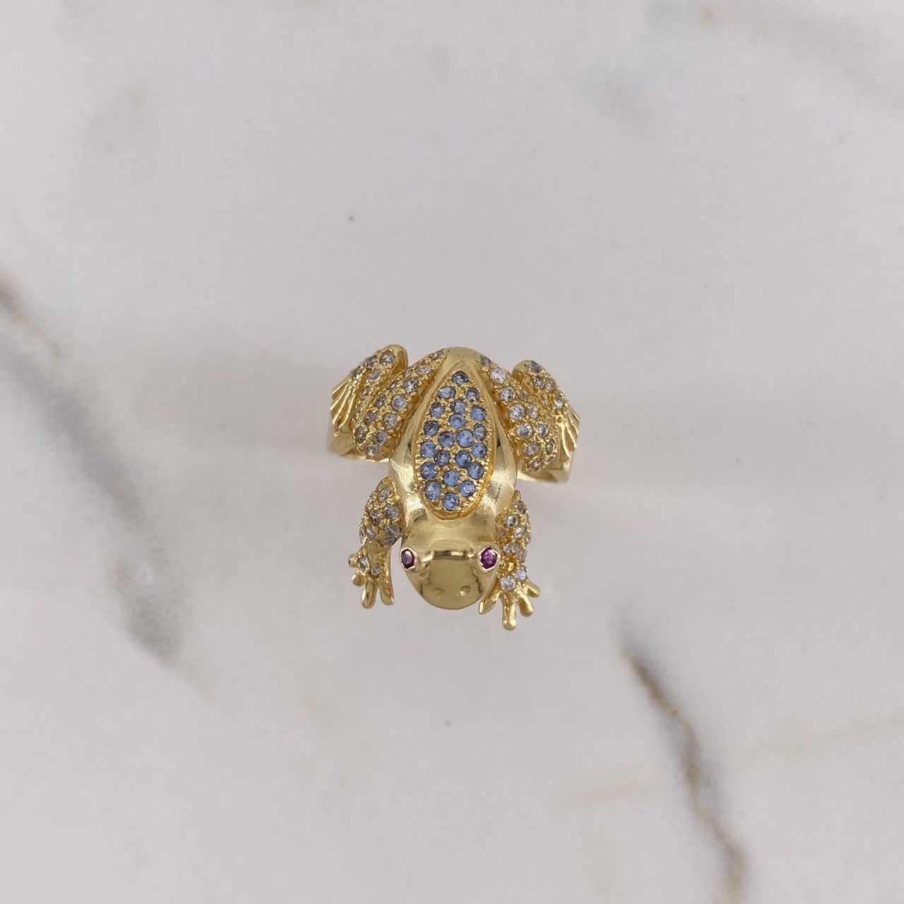 Anillo Rana 7.55gr / T8 1/2 / Circones Azules-Fucsias-Blancos Oro Amarillo $