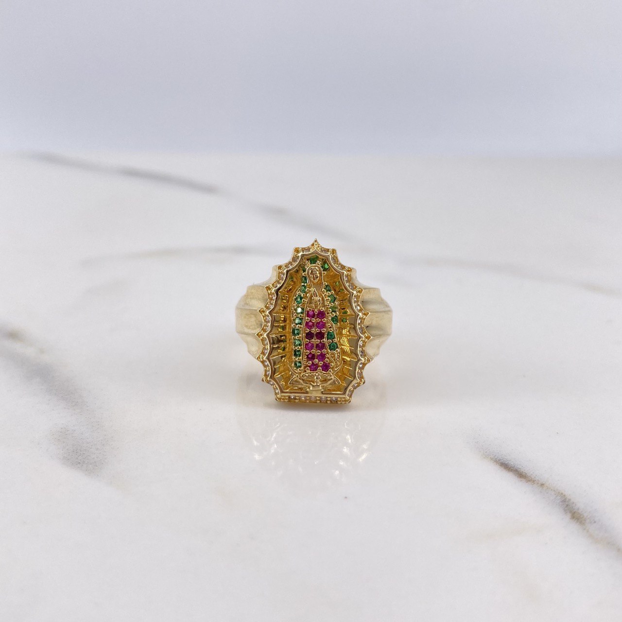 Anillo Virgen de Guadalupe 6.3gr / T7 1/4 / Circones Blancos-Fucsias-Verdes Oro Amarillo $
