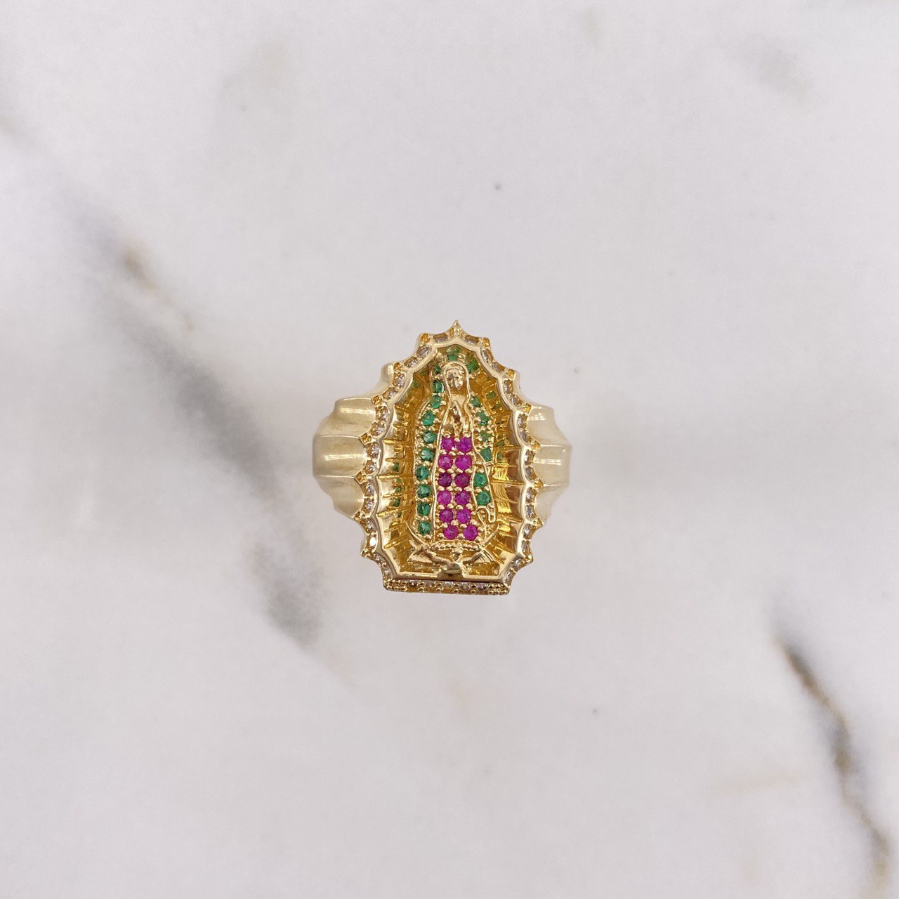 Anillo Virgen de Guadalupe 6.3gr / T7 1/4 / Circones Blancos-Fucsias-Verdes Oro Amarillo $