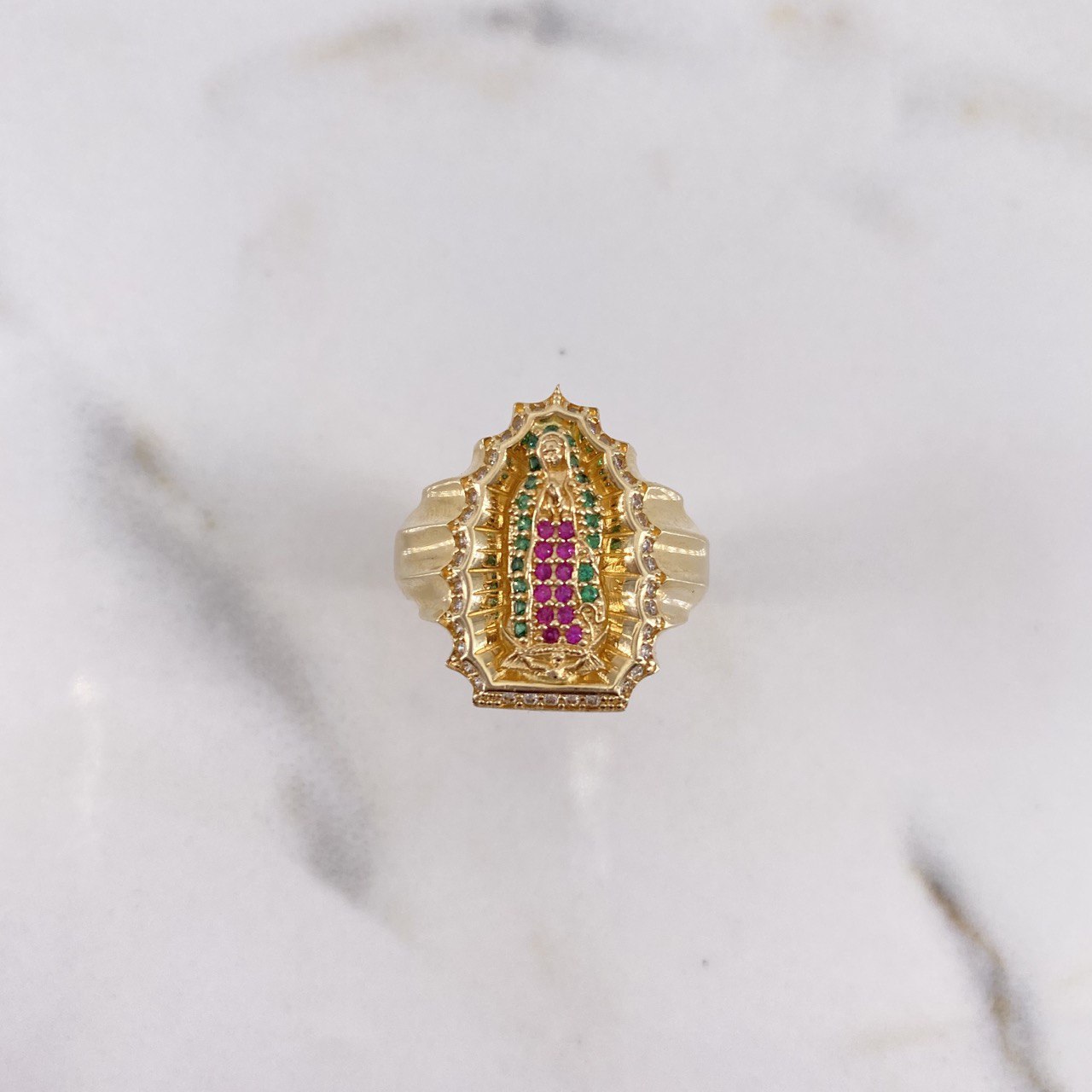 Anillo Virgen de Guadalupe 7.8gr / T7 1/2 / Circones Blancos-Fucsias-Verdes Oro Amarillo $