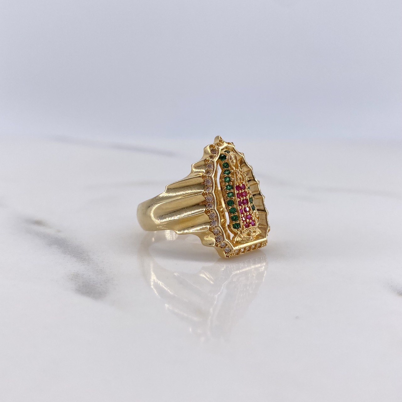 Anillo Virgen de Guadalupe 7.8gr / T7 1/2 / Circones Blancos-Fucsias-Verdes Oro Amarillo $