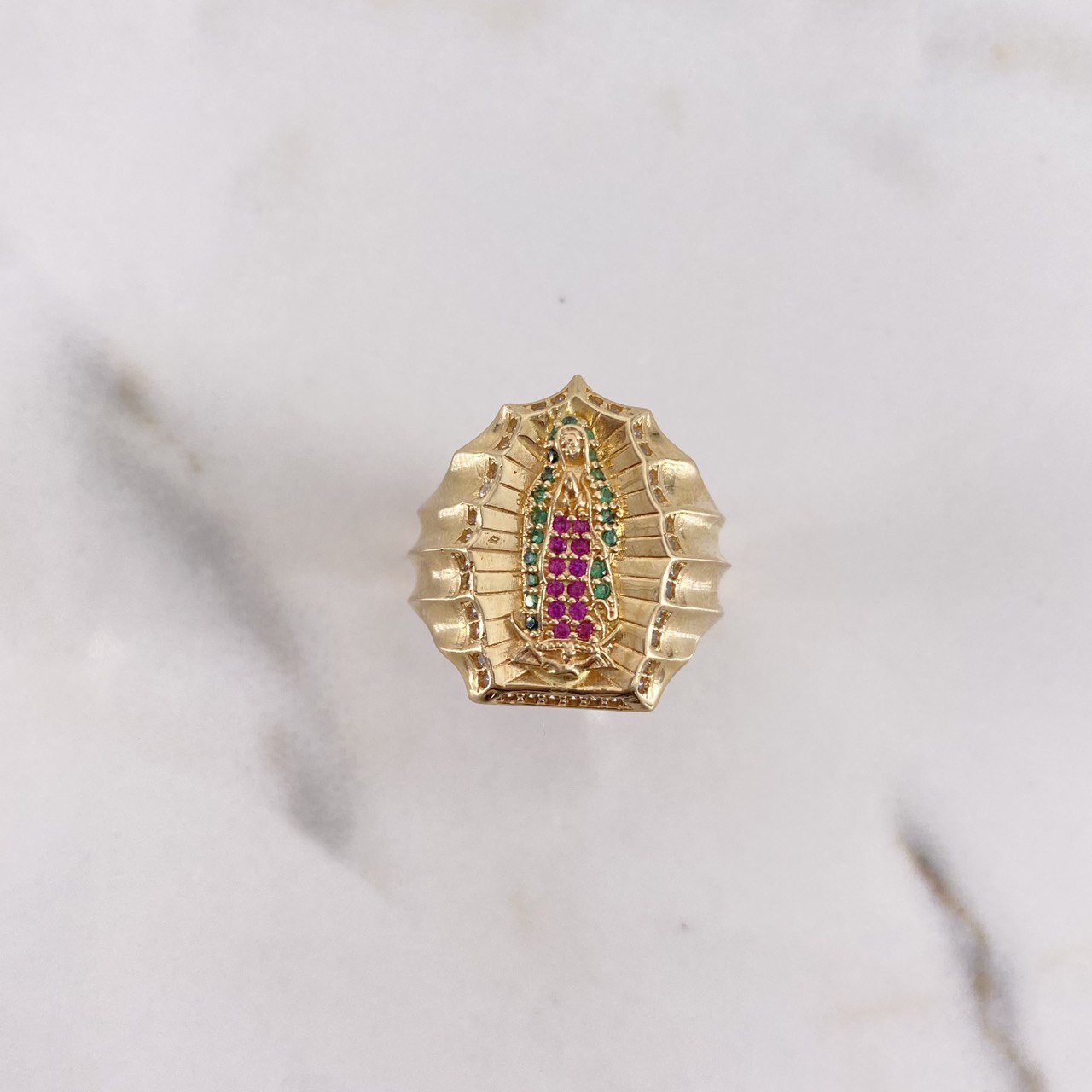 Anillo Virgen de Guadalupe 8.4gr / T7 1/4 / Circones Blancos-Fucsias-Verdes Oro Amarillo $