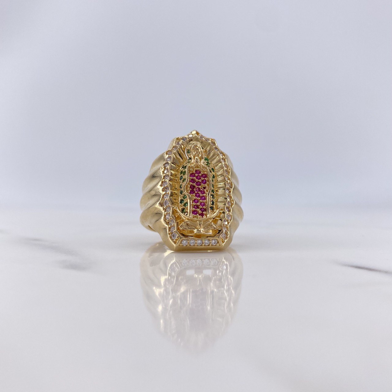Anillo Virgen de Guadalupe 10.4gr / T8 1/4 / Circones Blancos-Fucsias-Verdes Oro Amarillo $