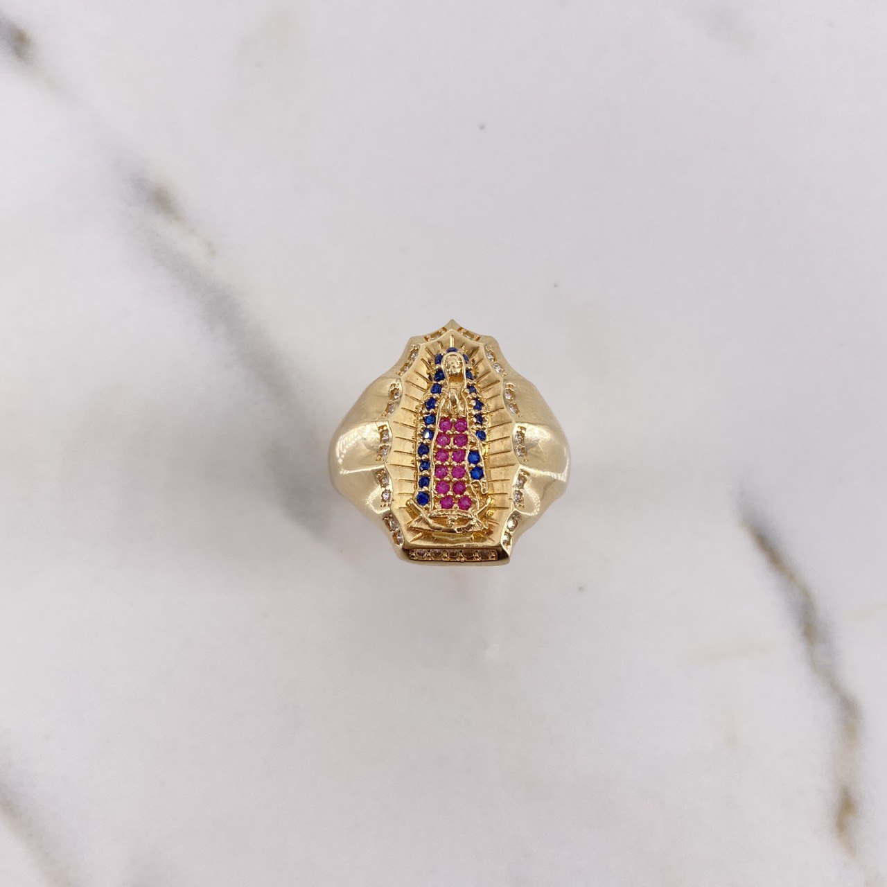 Anillo Virgen Guadalupe 6.4gr / T8 1/4 / Circones Azules-Blanco-Fucsias Oro Amarillo $