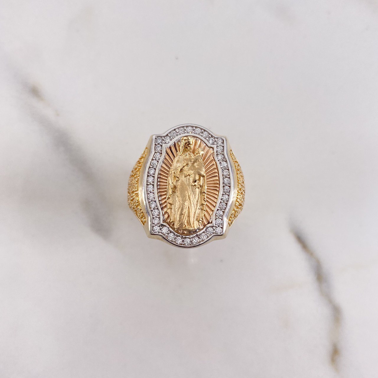 Anillo Virgen del Carmen 13.2gr / T9 3/4 / Circones Blancos Tres Oros $