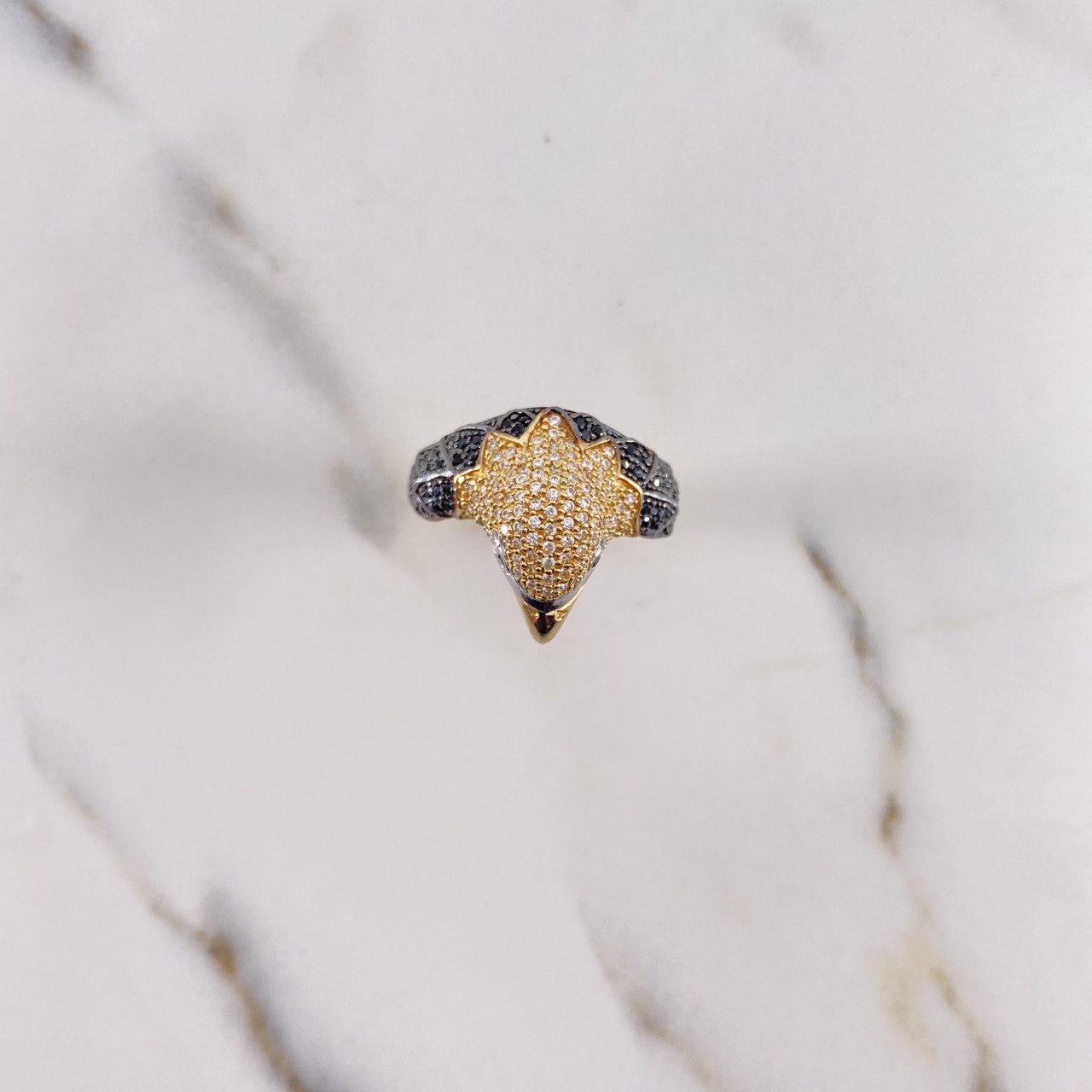 Anillo Aguila 8.35gr / T10 3/4 / Circones Naranjas-Blancos-Negros Dos Oros Amarillo Blanco $