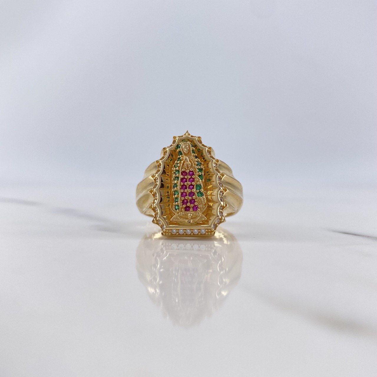 Anillo Virgen de Guadalupe 7.8gr / T7 1/2 / Circones Blancos-Fucsias-Verdes Oro Amarillo $