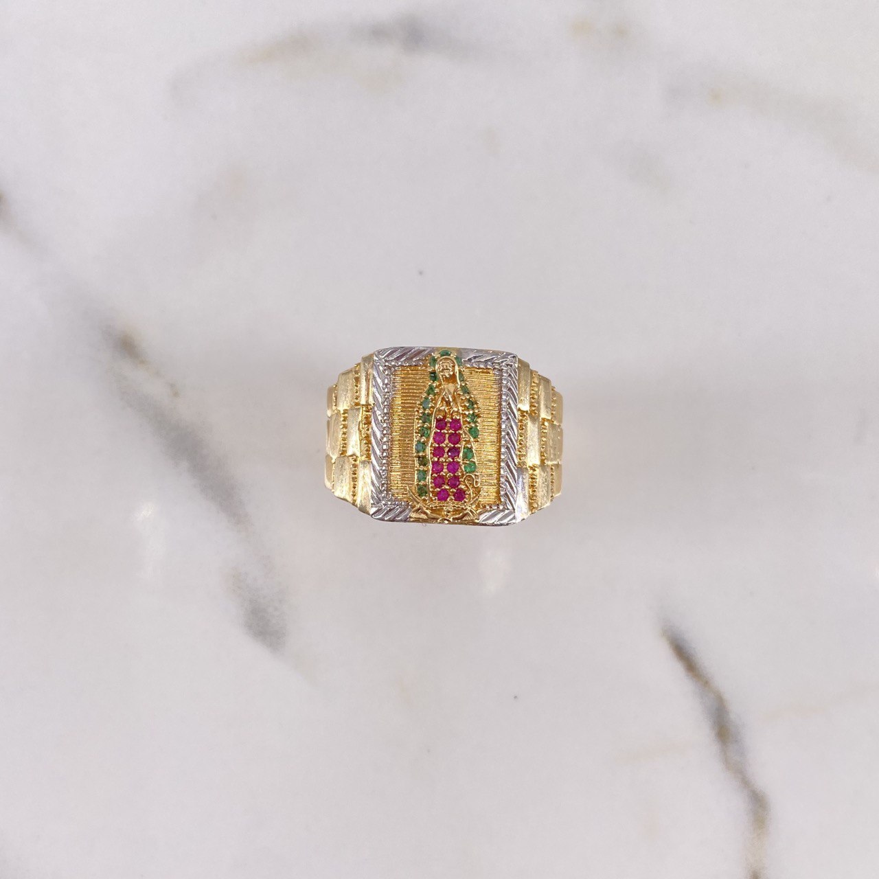 Anillo Virgen de Guadalupe 10.85gr / T10 1/4 / Circones Fucsias Verdes Dos Oros Amarillo Blanco $