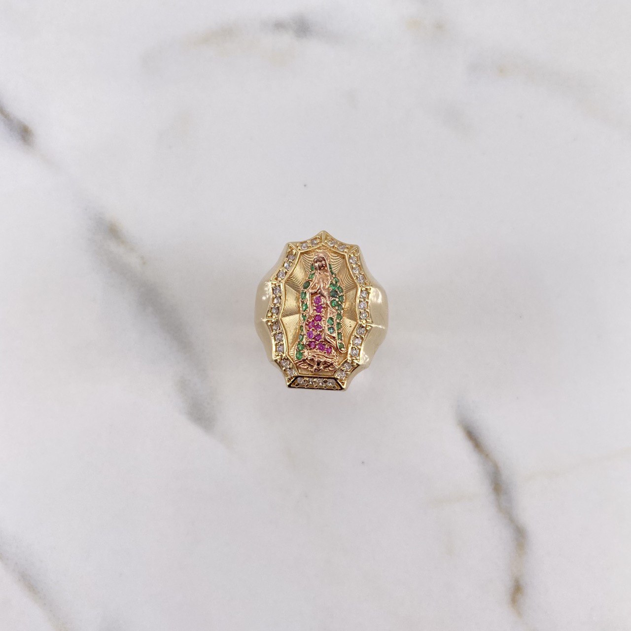 Anillo Virgen de Guadalupe 9.3gr / T7 3/4 / Circones Blancos-Fucsias-Verdes Dos Oros Amarillo Rosa $