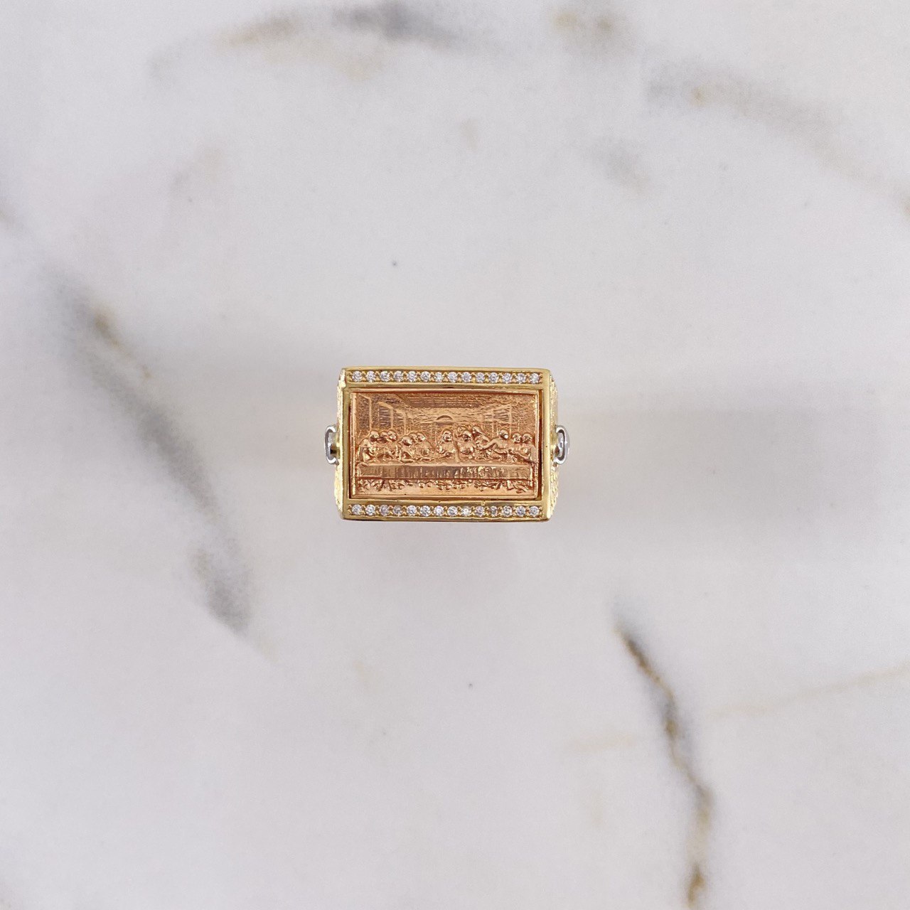 Anillo Última Cena 11.85gr / T9 1/2 / Circones Blancos Tres Oros $