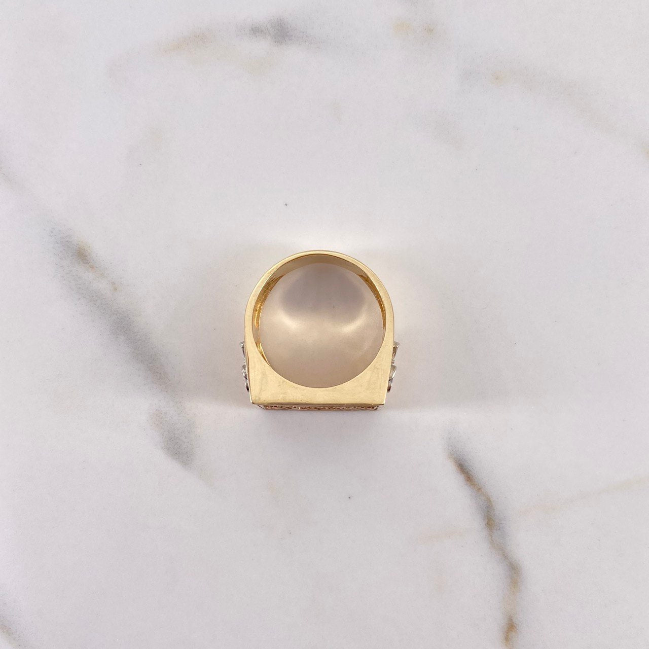 Anillo Última Cena 11.85gr / T9 1/2 / Circones Blancos Tres Oros $