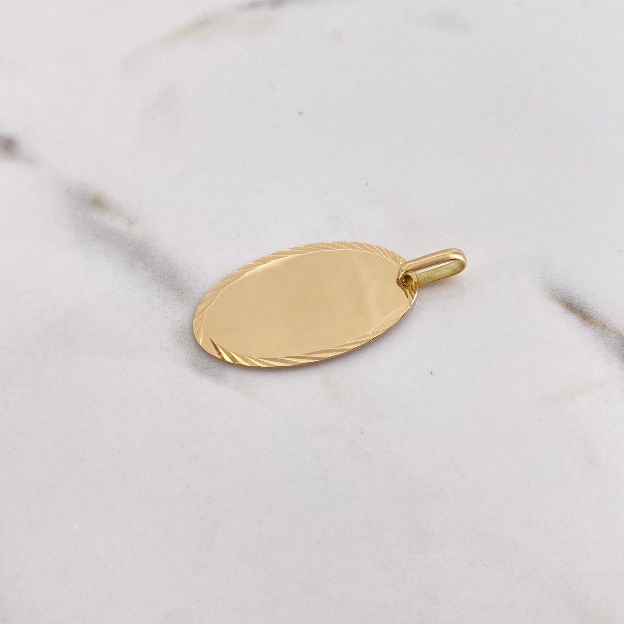 Dije Placa Ovalada 2.7gr / 3.5cm / 18mm-30mm Bordes Diamantados Oro Amarillo &