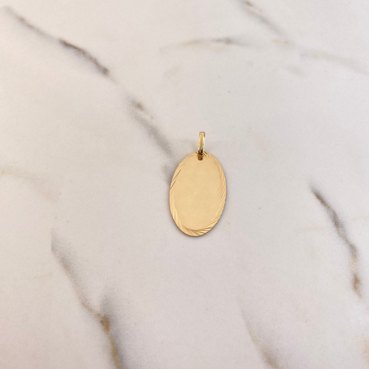 Dije Placa Ovalada 2.75gr / 3.5cm / 18mm* 30mm Bordes Diamantados Oro Amarillo $