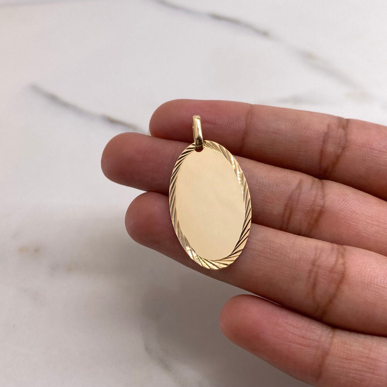Dije Placa Ovalada 2.75gr / 3.5cm / 18mm* 30mm Bordes Diamantados Oro Amarillo $