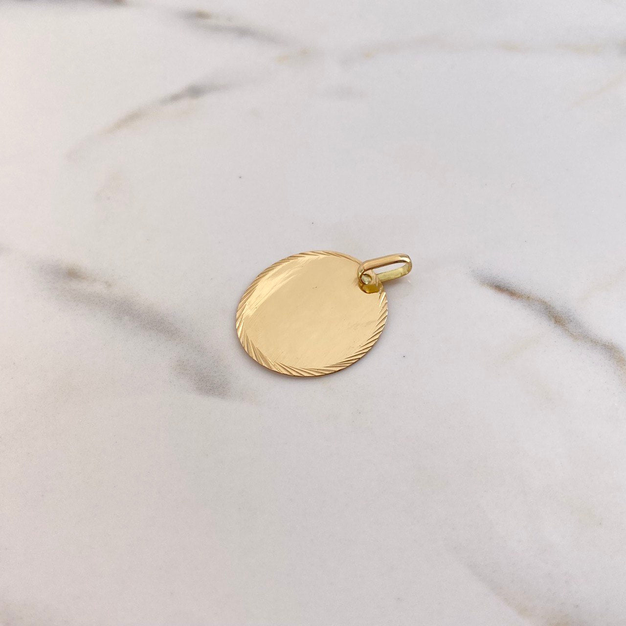 Dije Placa Circular Lisa 2.35gr / 3cm / 23mm Bordes Diamantados Oro Amarillo $