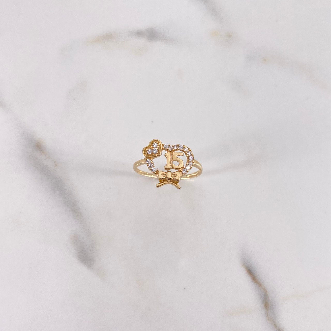 Anillo Corazón Con Moño 15s 1.9gr / T6 / Circones Blancos Oro Amarillo $