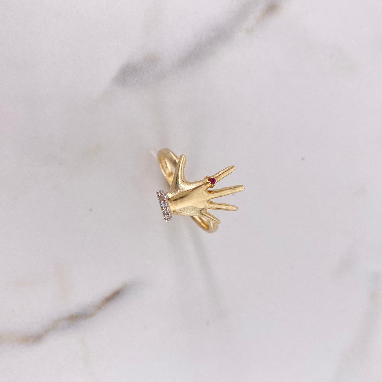 Anillo Mano 2.65gr / T6 / Circones Blancos Rojos Dos Oros Amarillo Blanco $