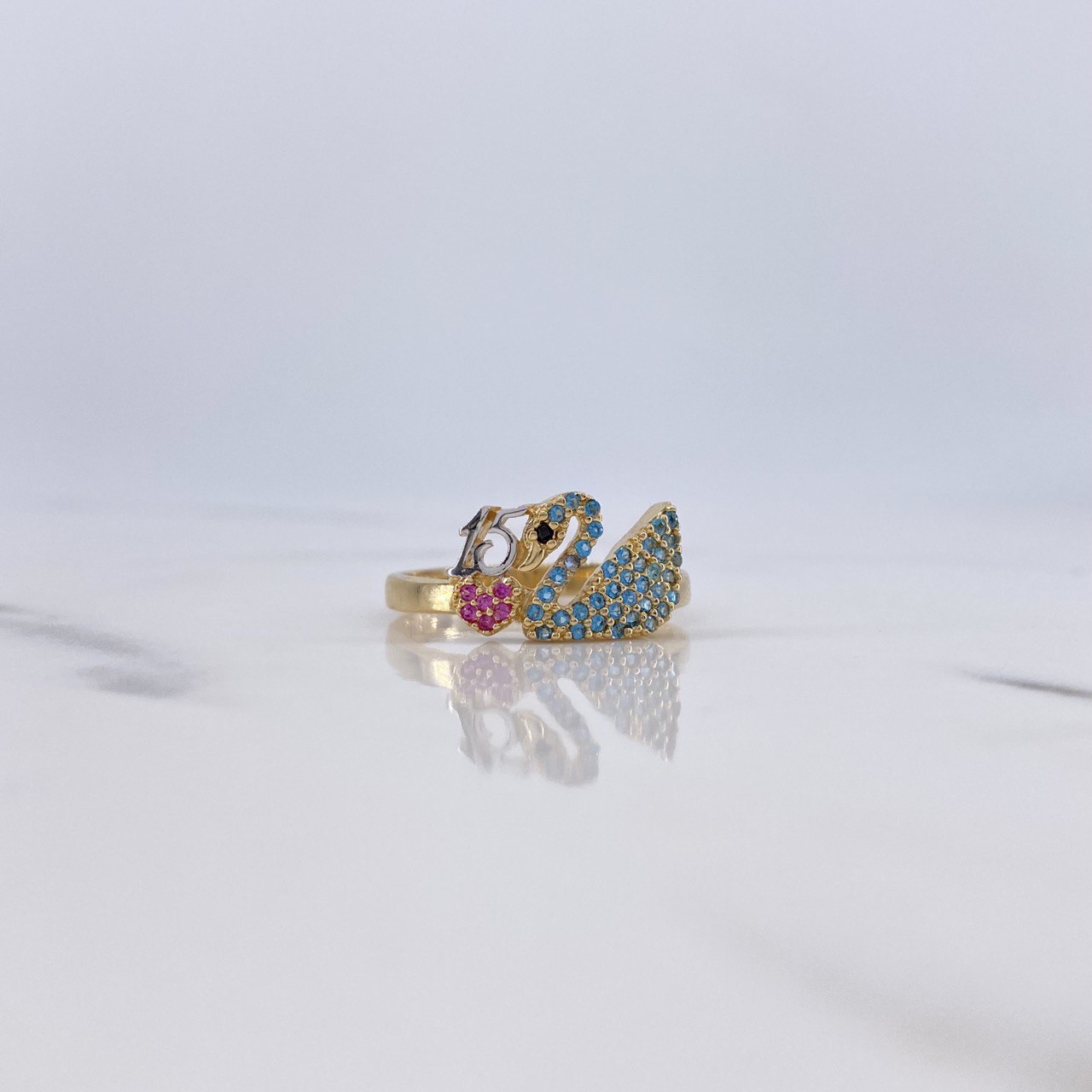 Anillo Cisne 15s 2.5gr / T7 1/2 / Circones Negros-Azules-Fucsias Oro Amarillo $