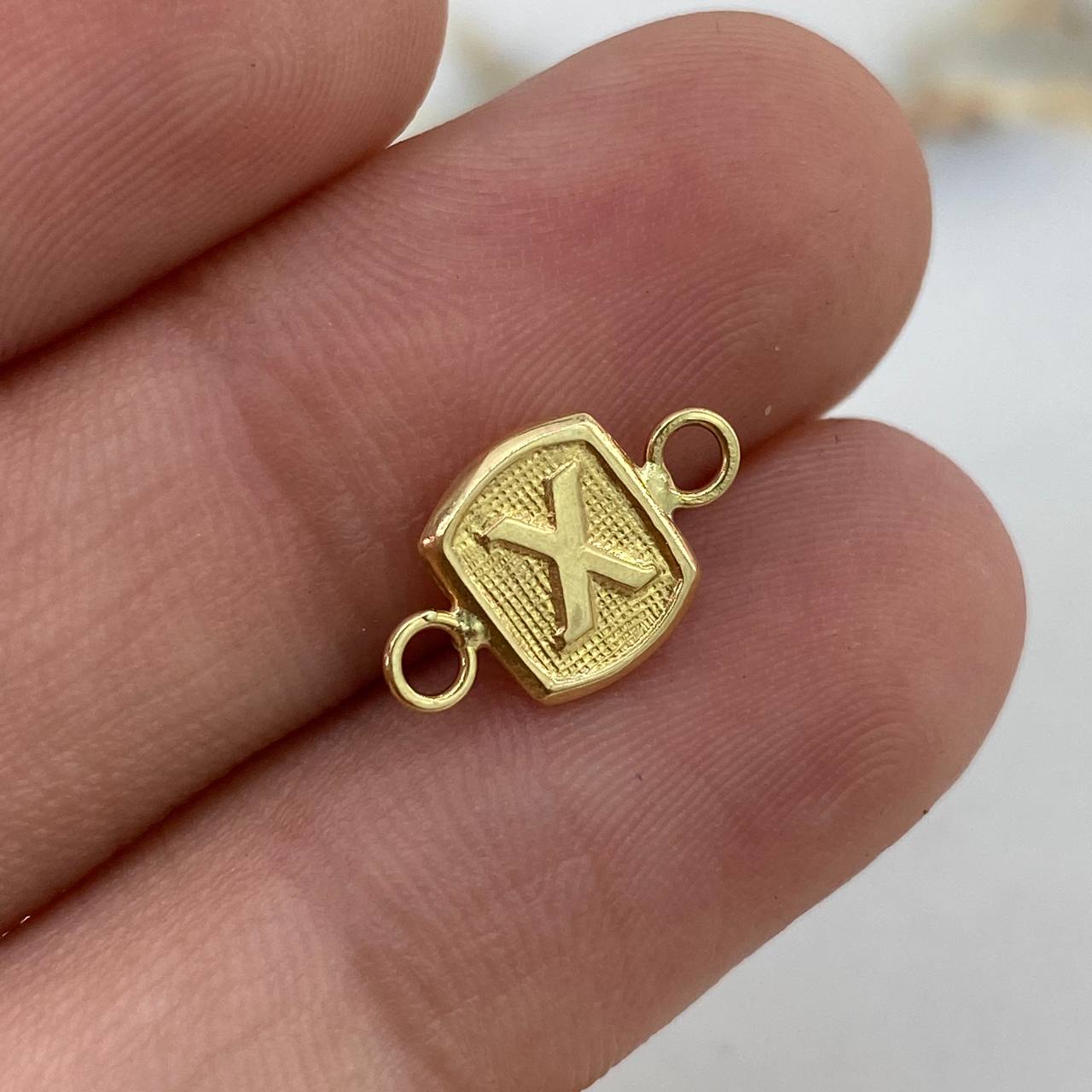 Herraje Marco Letra X 0.3gr / 1.5cm / Liso Oro Amarillo $