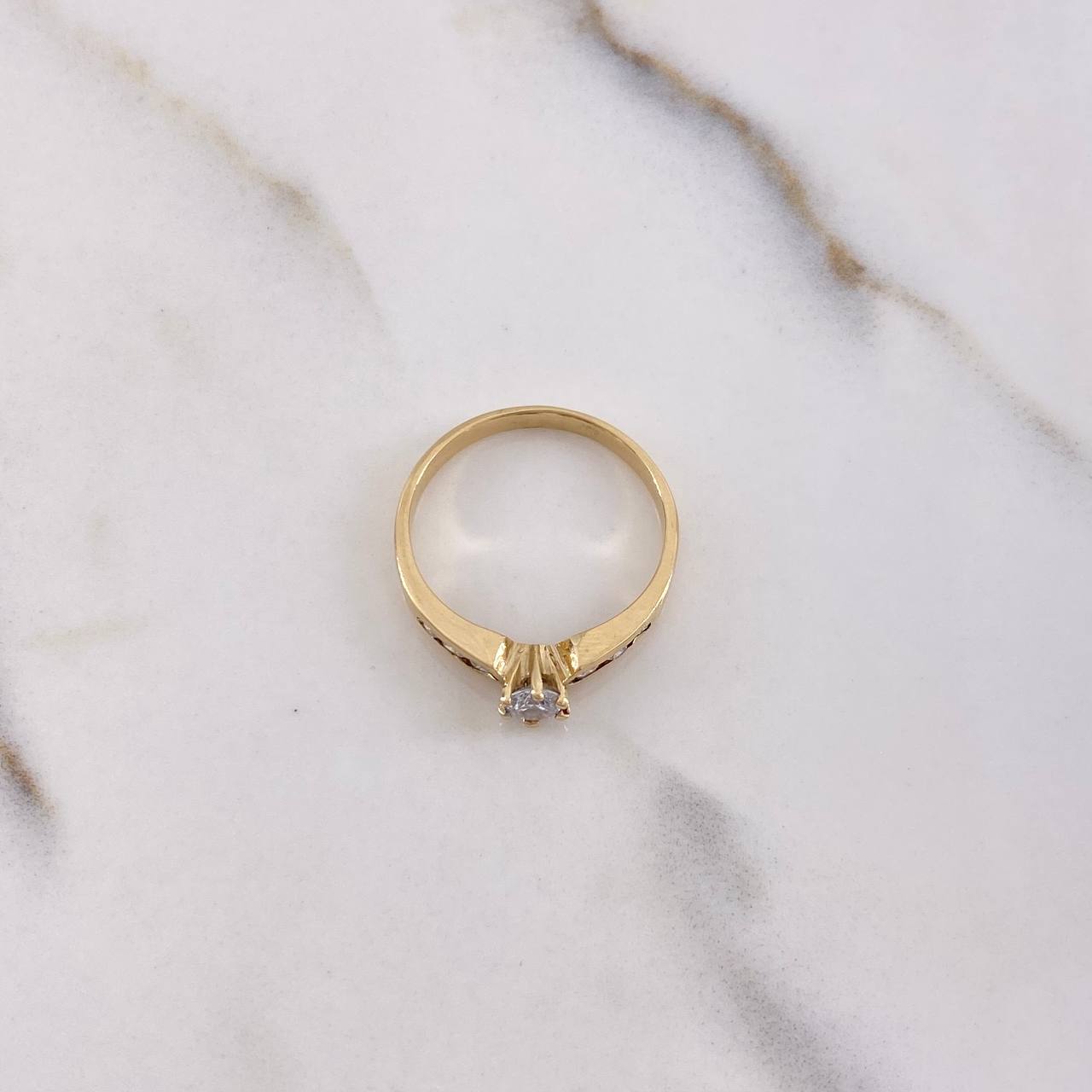 Anillo Solitario Puente 2.75gr / T7 1/2 / Circones Blancos Oro Amarillo $