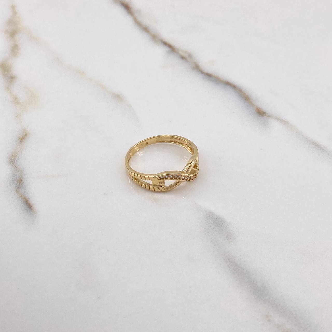 Anillo Infinito 2.3gr / T6 1/4 / Circones Blancos Oro Amarillo $