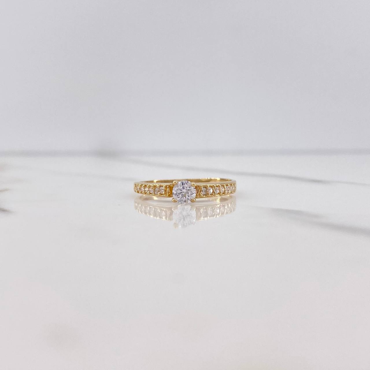 Anillo Solitario Churumbela 2gr / T7 1/4 / Circones Blancos Oro Amarillo $
