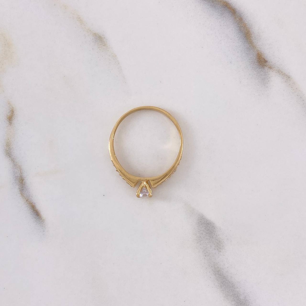 Anillo Solitario Churumbela 2gr / T7 1/4 / Circones Blancos Oro Amarillo $