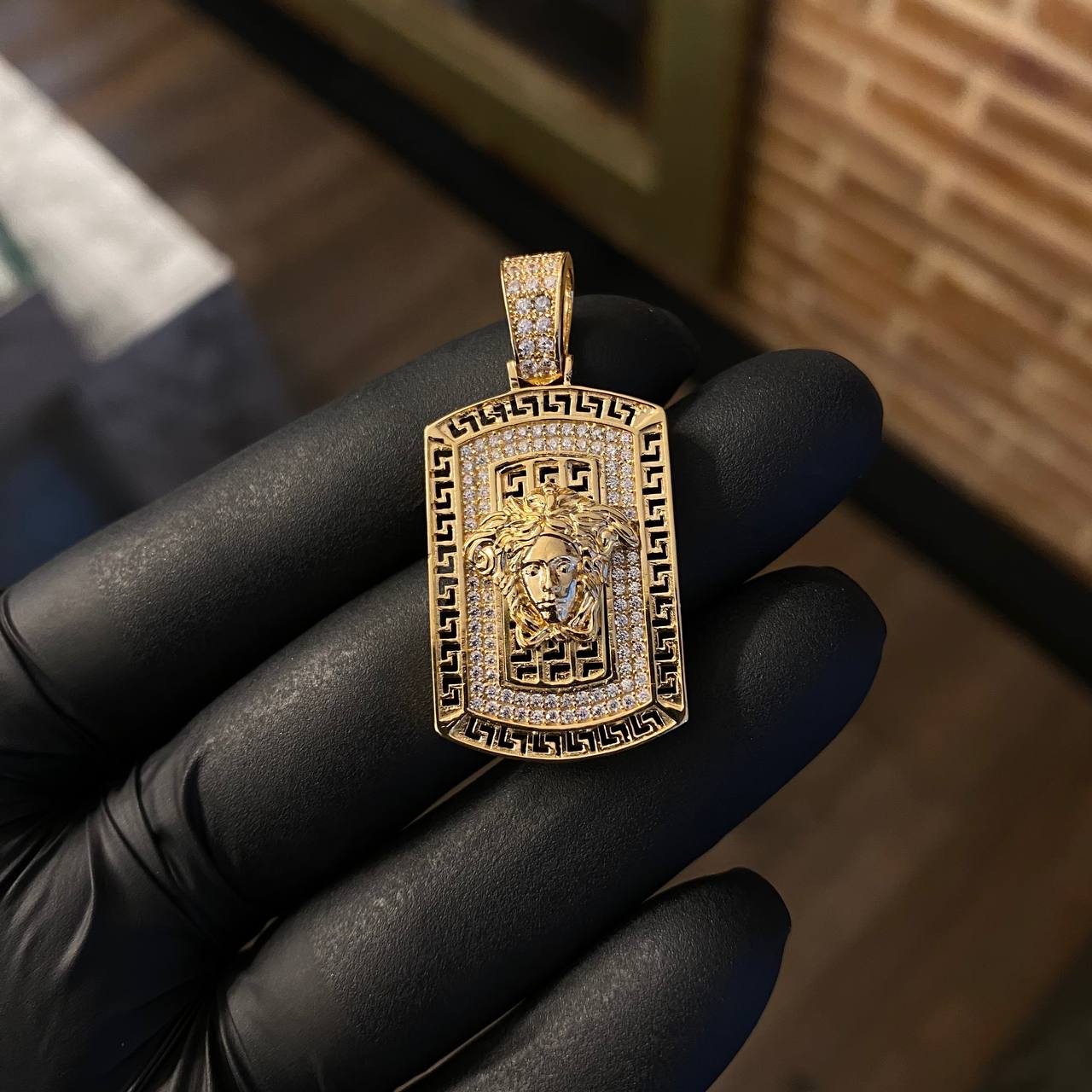 Dije Placa Medusa Tribal 8.55gr / 4m Circones Blancos Oro Amarillo