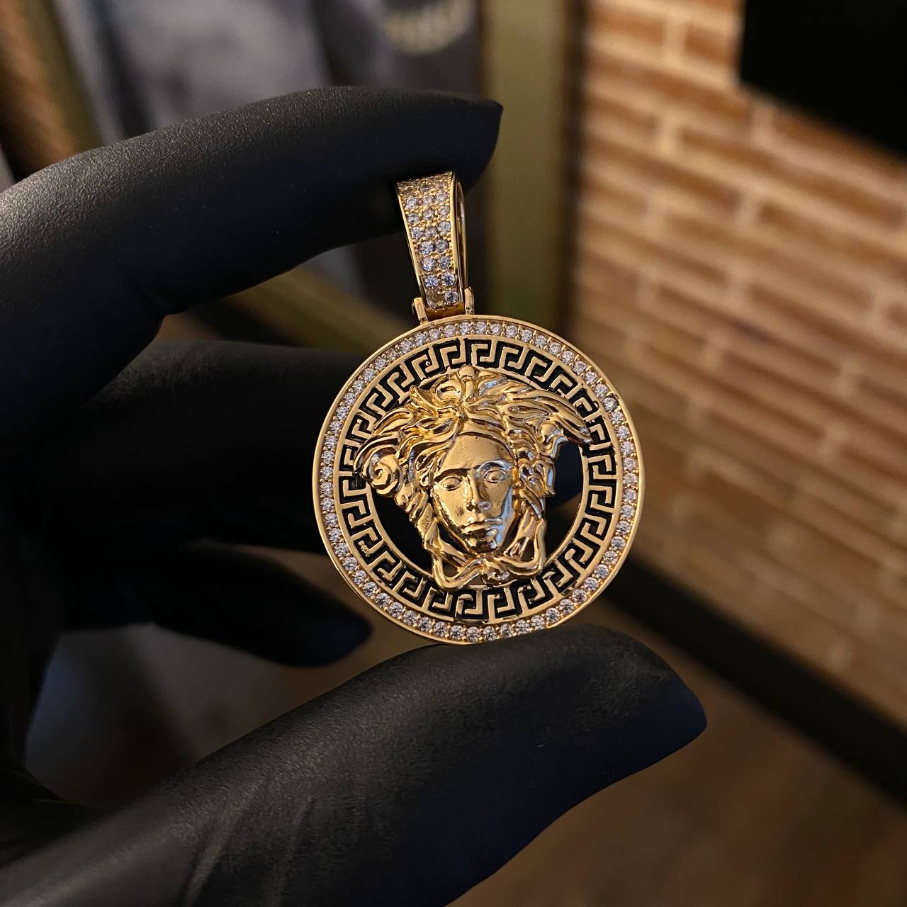 Dije Medalla Medusa Tribal 11.8gr / 4.3cm Circonces Blancos Oro Amarillo