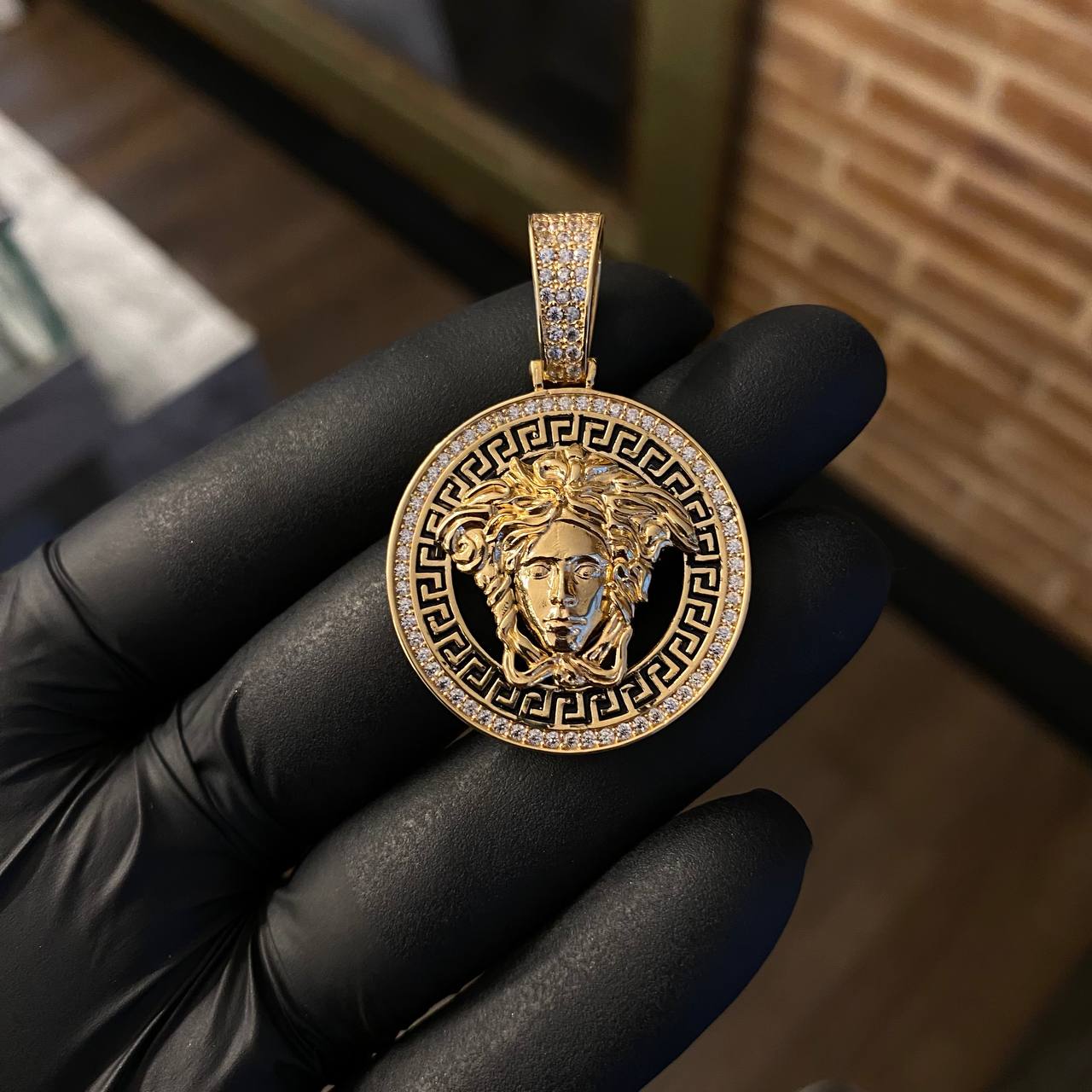 Dije Medalla Medusa Tribal 11.8gr / 4.3cm Circonces Blancos Oro Amarillo