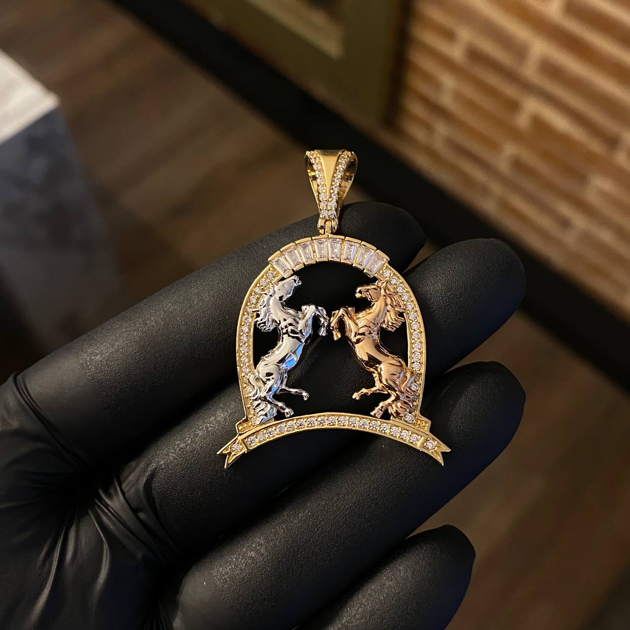 Dije Dos Caballos Herradura 8.75gr / 4.4cm Circones Blancos Tres Oros