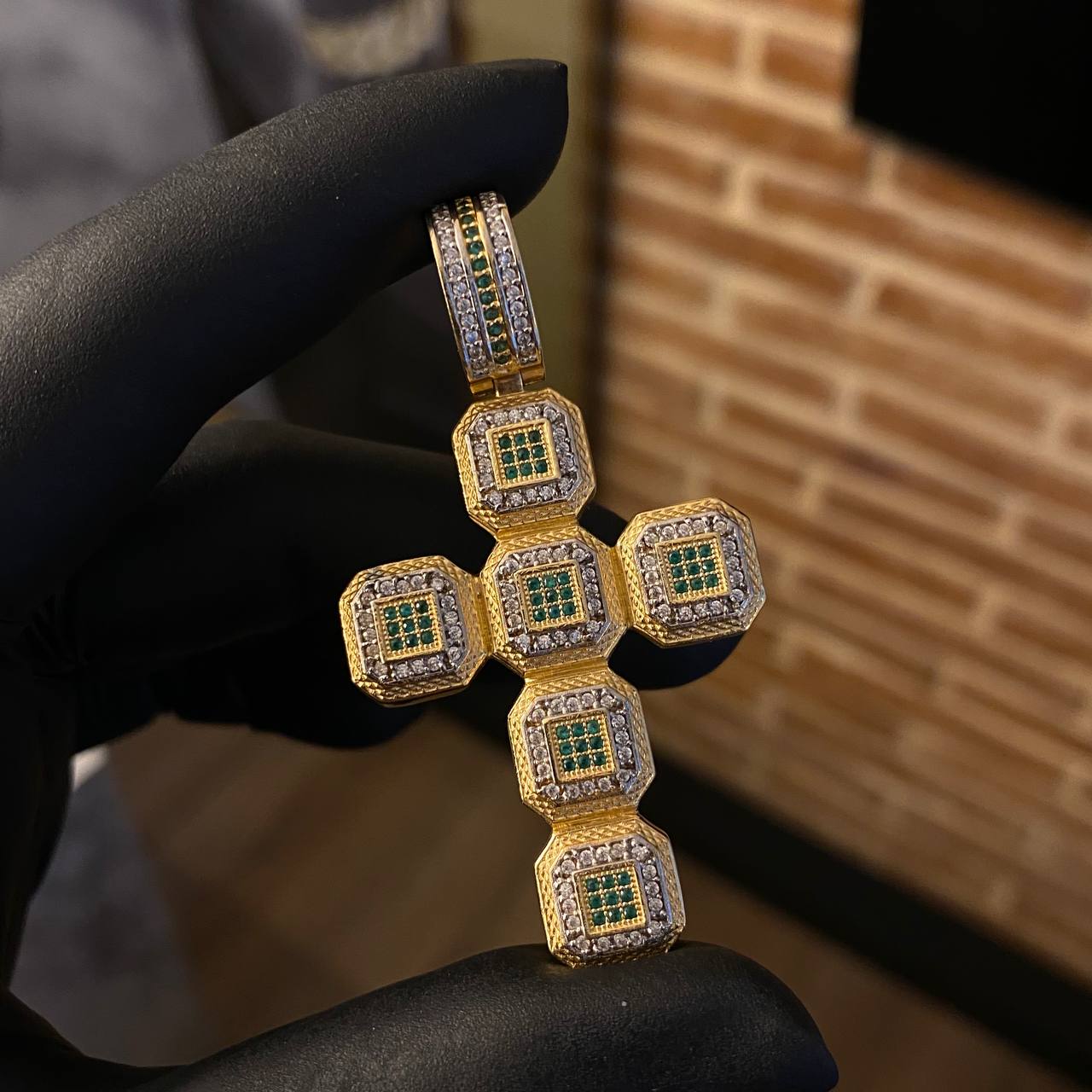 Dije Cruz Mosaico Cuadricular 13.1gr / 5.8cm Circones Blancos Verdes Dos Oros Blanco Amarillo