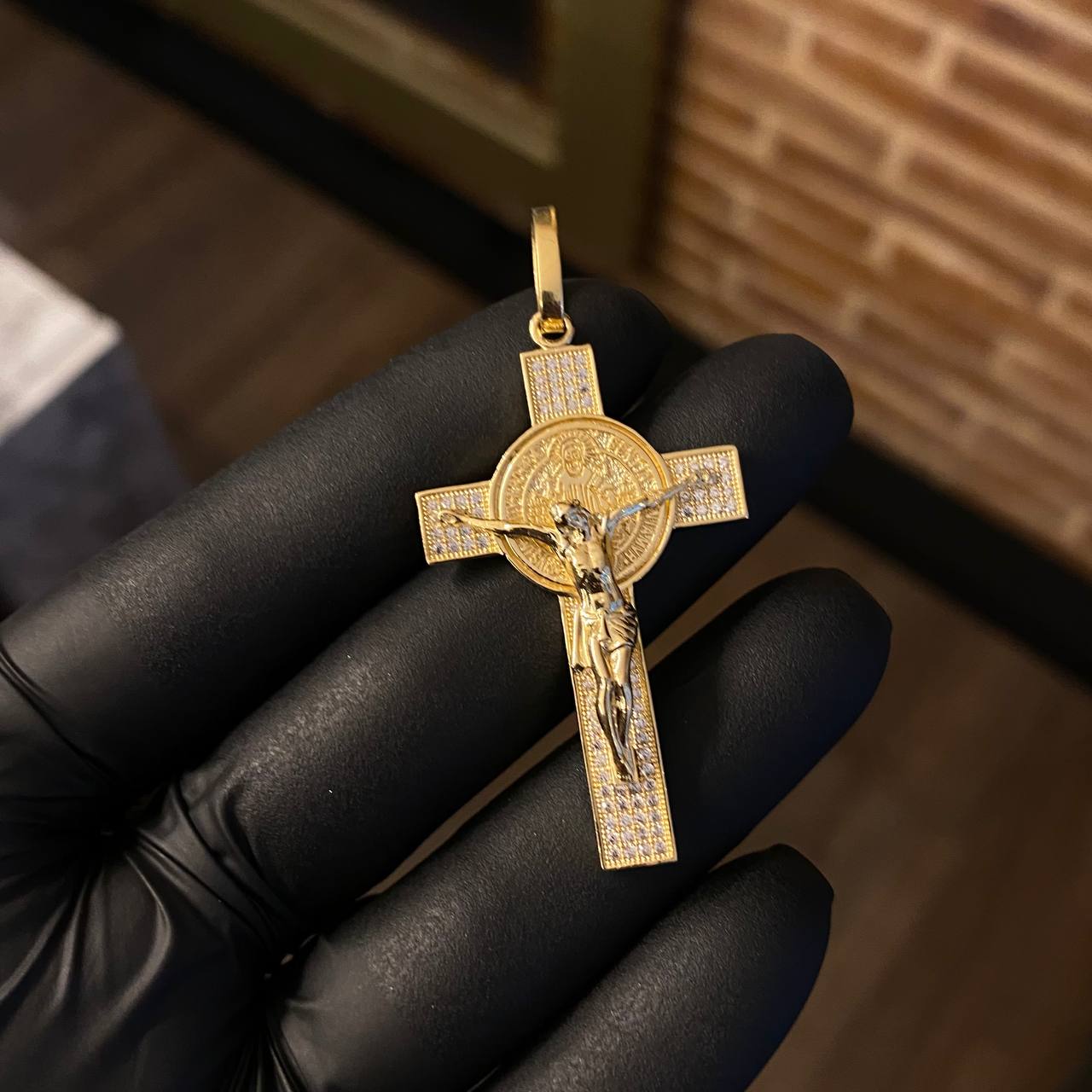 Dije Cristo Cruz 4.9gr / 4.5cm San Benito Circones Blancos Oro Amarillo