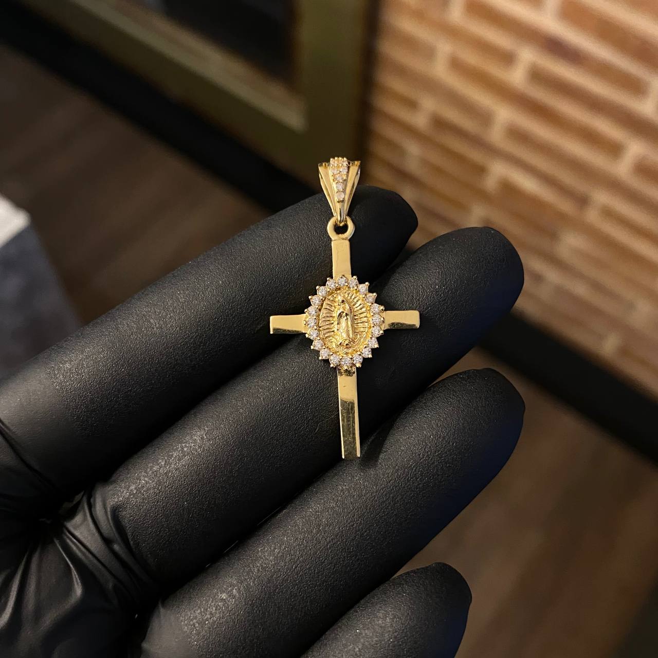 Dije Cruz Virgen de Guadalupe 2.6gr / 3.8cm Circones Blancos Oro Amarillo