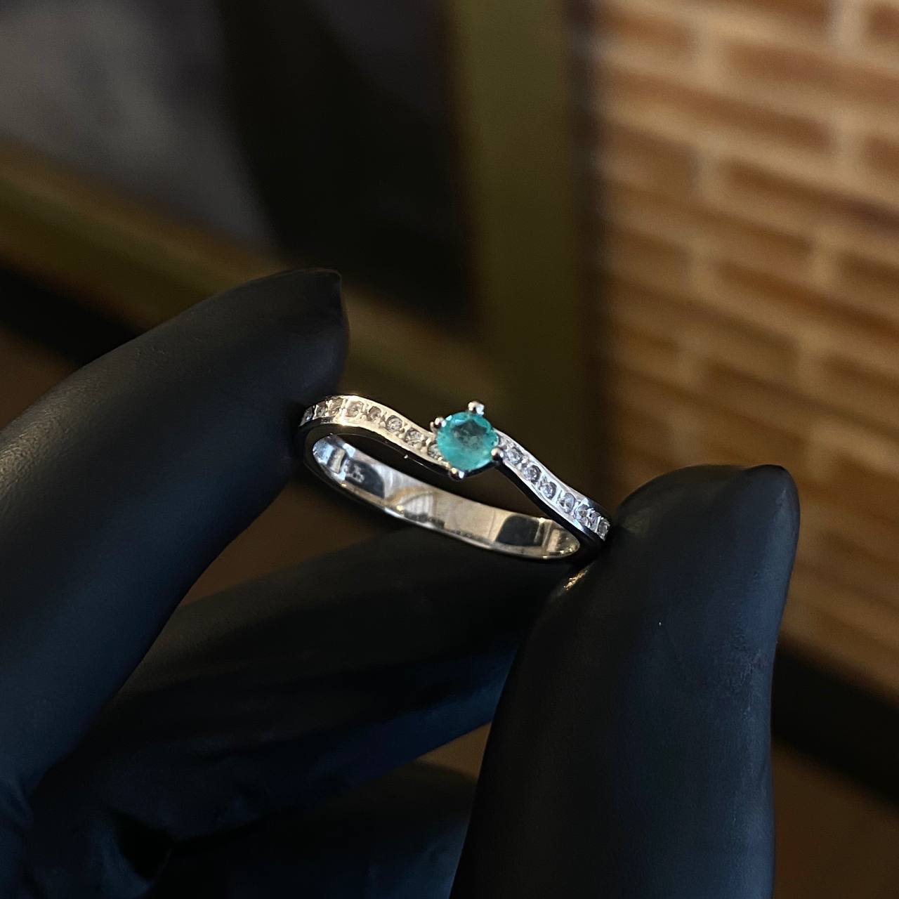 Solitario Oleado T8 Anillo Esmeralda 17pts Circones Blancos Plata 925 (Joya)