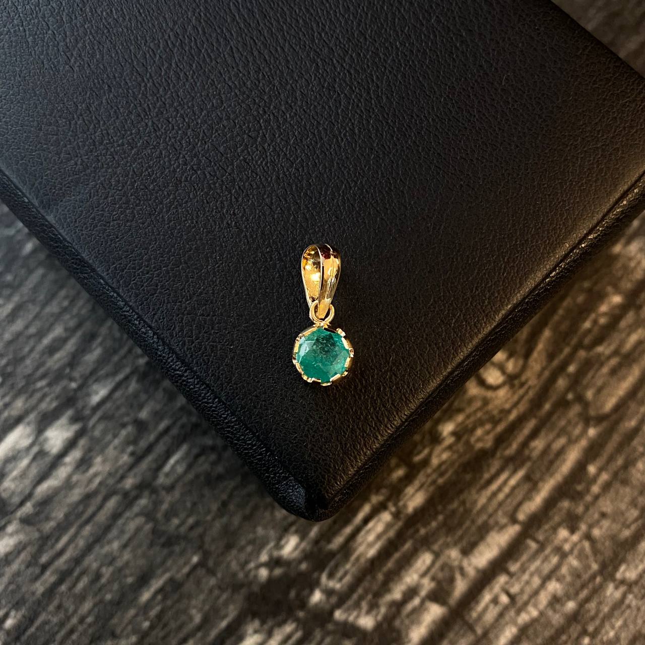 Dije Luz 0.95gr / 1.6cm Esmeralda 75pts Oro Amarillo (Joya)*