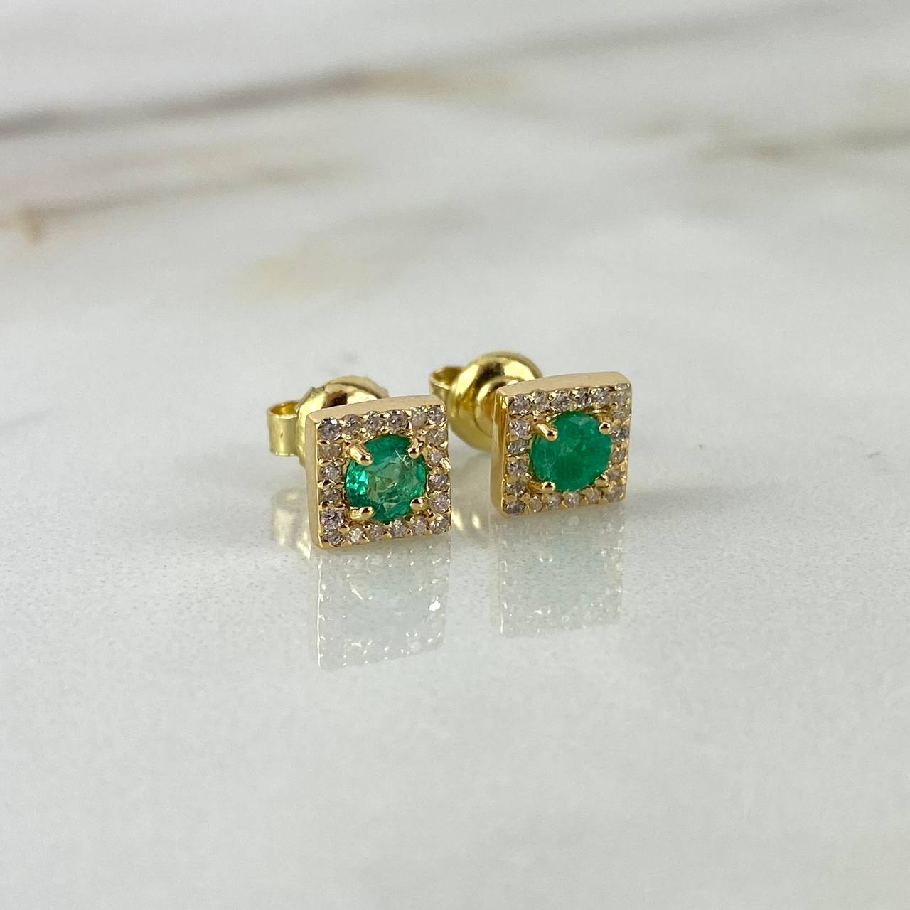 Topos Halo Cuadrado 2.25gr Esmeraldas 50pts Diamantes 40pts Broche Mariposa Oro Amarillo (Joya)*