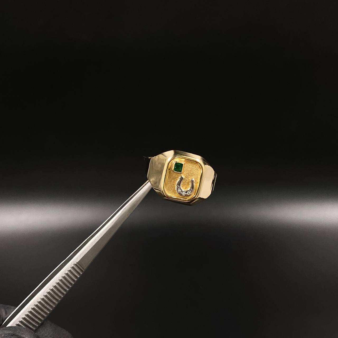 Anillo Sello Herradura 3.9gr / T12 1/2 Circones Blancos Verdes Dos Oros Amarillo Blanco &