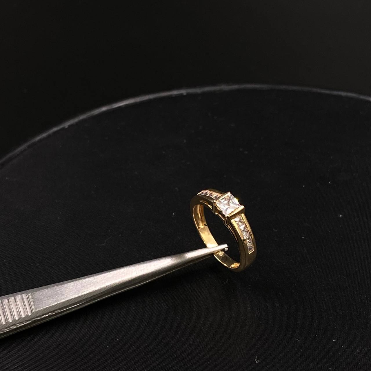 Anillo Cuadro 2.6gr / T4 3/4 / Solitario Circones Blancos  Oro Amarillo&