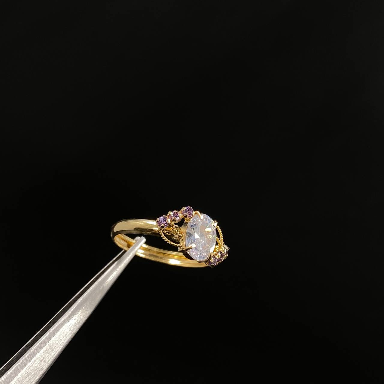 Anillo Ovalo Lineas  1.85gr / T7 3/4 / Solitario Circones Blancos Morados  Oro Amarillo&