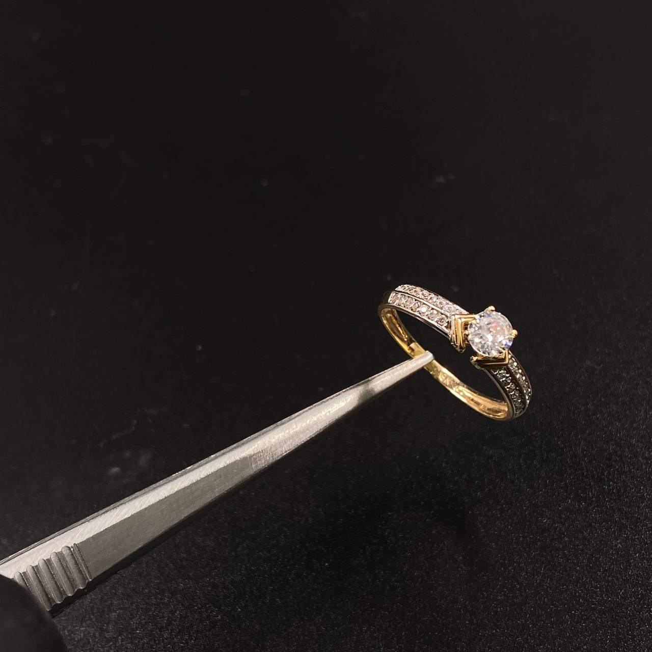 Anillo Banda V 1.7gr / T6 1/2 / Solitario Circones Blancos  Oro Amarillo&
