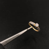 Anillo Banda V 1.7gr / T6 1/2 / Solitario Circones Blancos  Oro Amarillo&