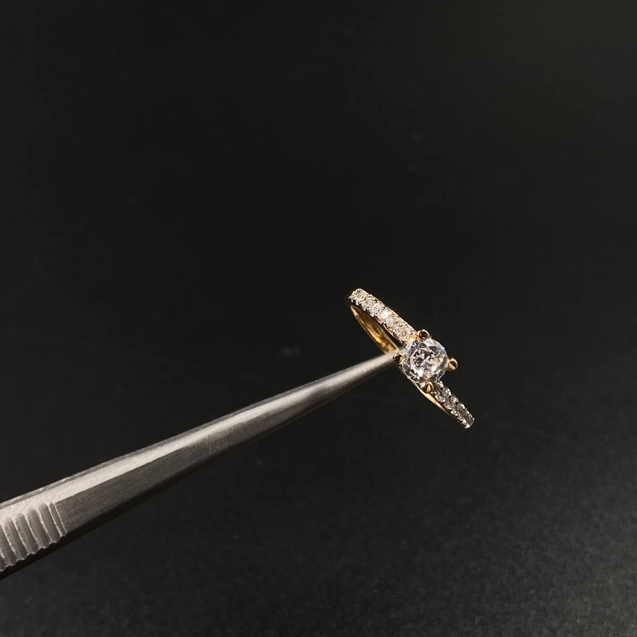 Anillo Linea Invertida  2.4gr / T5 1/2 / Solitario Circones Blancos  Oro Amarillo&