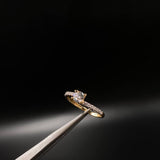 Anillo Linea Invertida  2.4gr / T5 1/2 / Solitario Circones Blancos  Oro Amarillo&